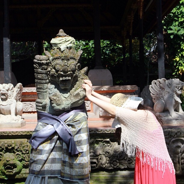 石像の前で写真を撮る人