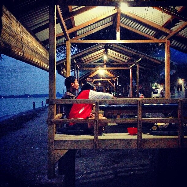 海に向いた、木の東屋の食堂