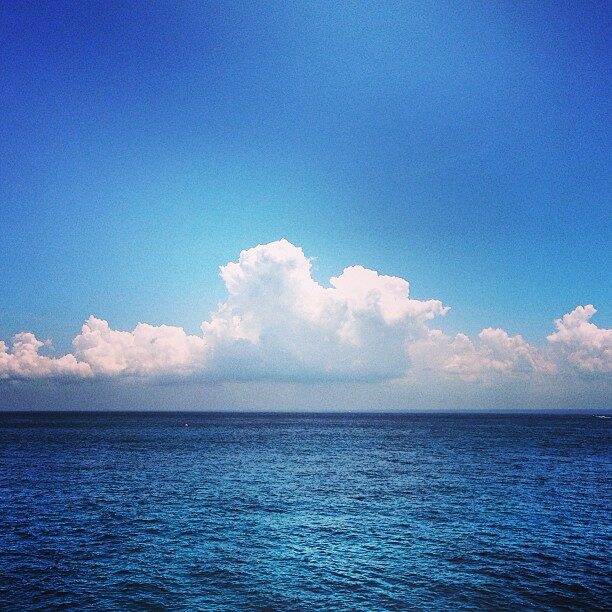 白い雲と、深い青の海