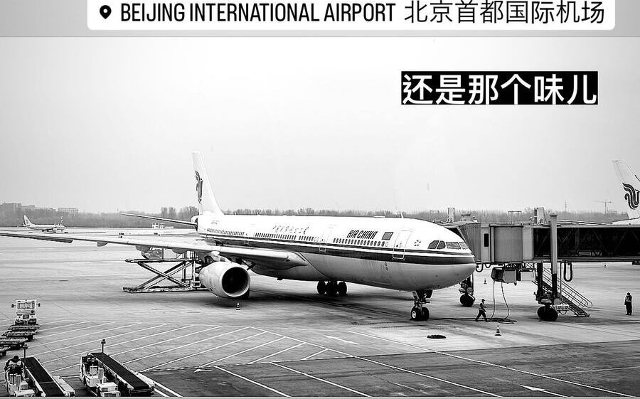 首都空港に並ぶ飛行機（モノクロ）