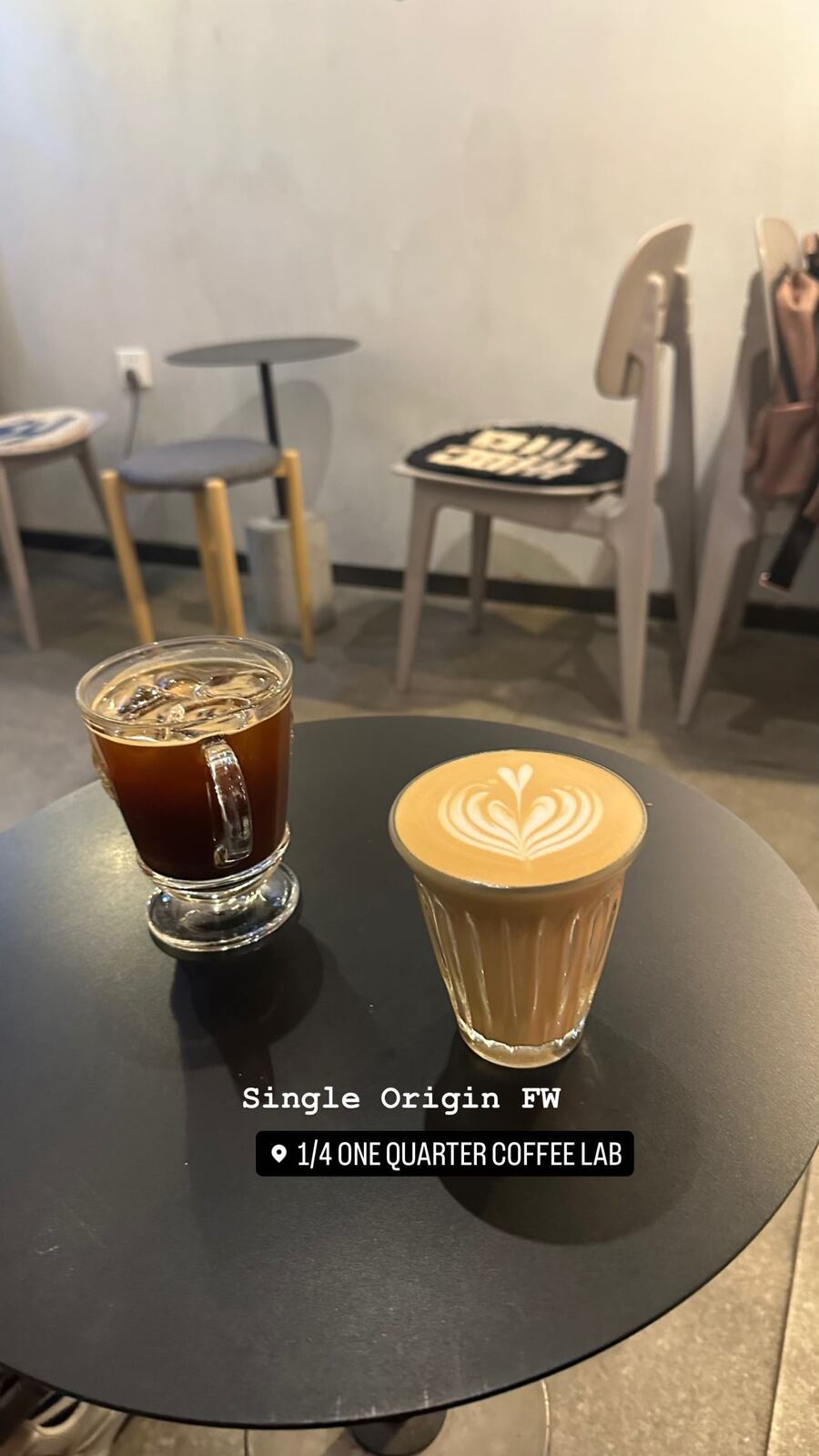 丸いテーブルの、アイスコーヒーとラテ