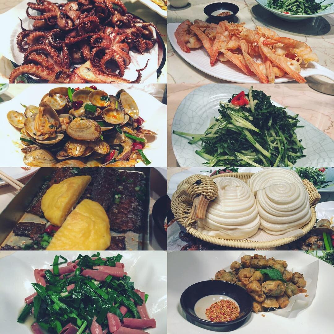 イカ、貝、青菜、餃子など、海鮮の皿がならぶ