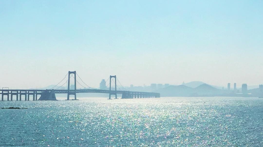 逆光の海と、遠くの跨海大橋