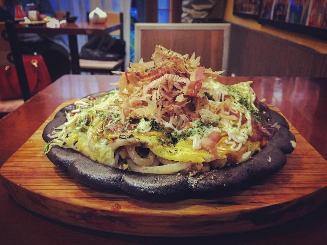 鉄板の上の広島風お好み焼き