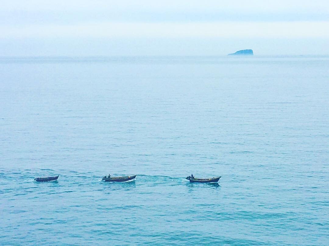 青い海にうかぶ小舟