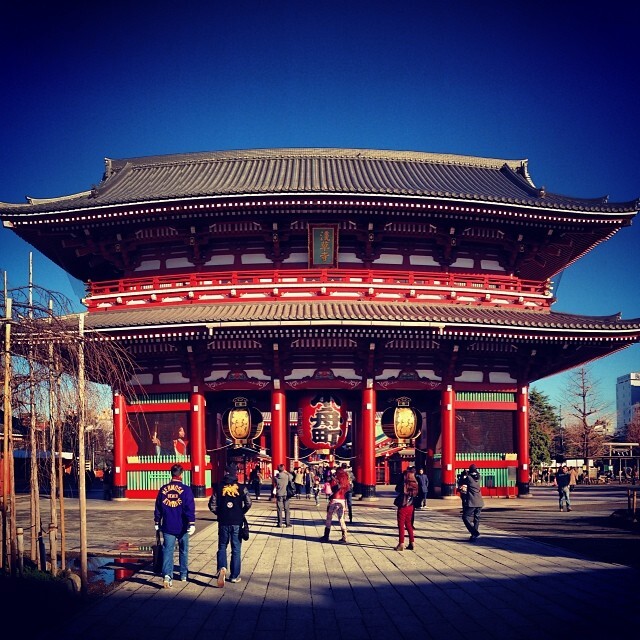 青空の下の、浅草寺の宝蔵門