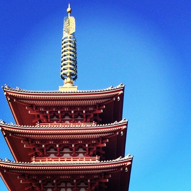 青空の下の五重塔