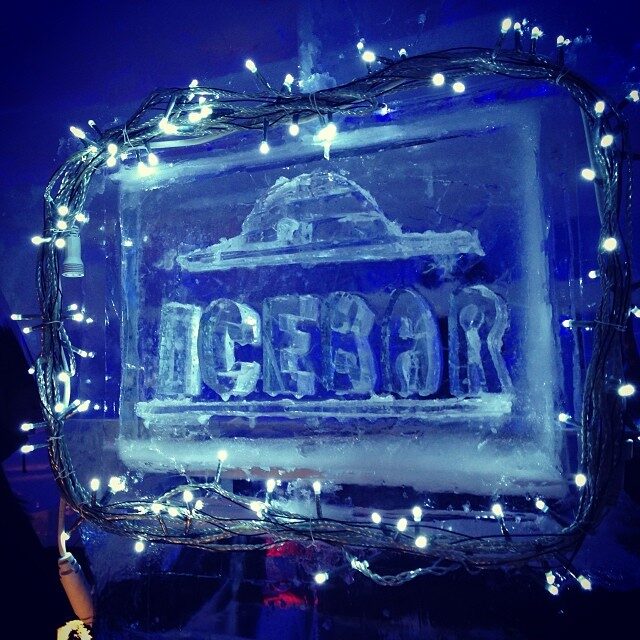 氷に彫られた「ICEBAR」の文字