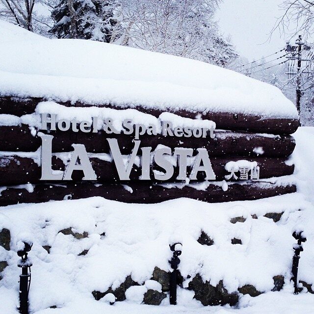 雪の中の「LA VISTA」の看板
