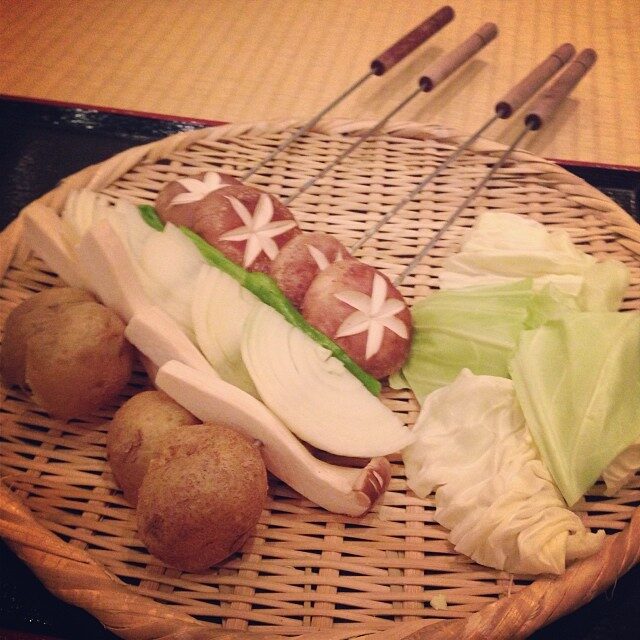 かごに盛られた焼きものの材料