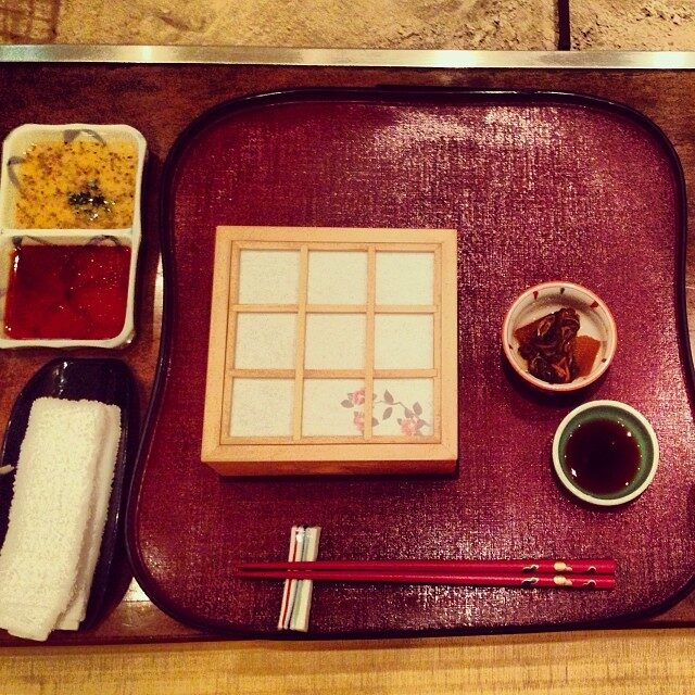 朱塗りの膳にならんだ会席料理