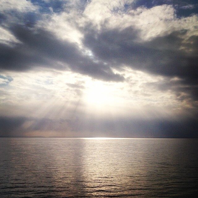 雲のすきまから光のさす海