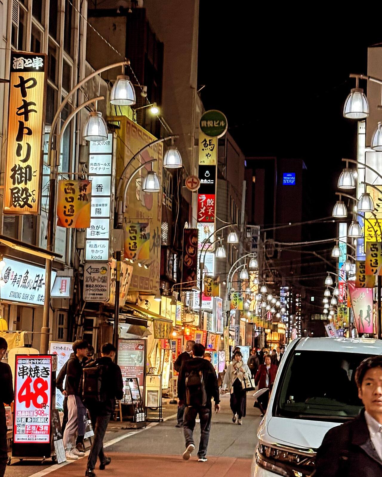夜の新橋、明かりの並ぶ飲み屋街