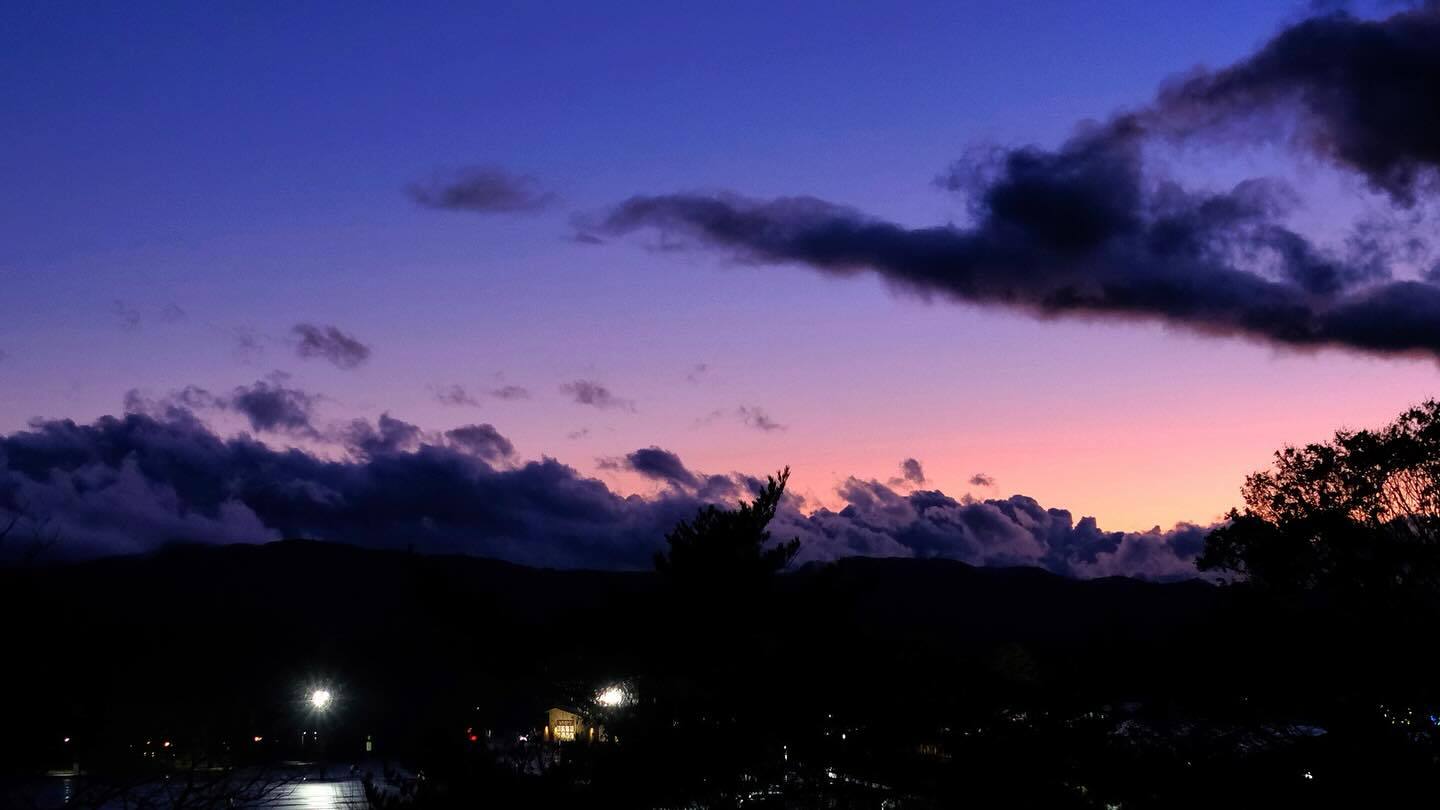 山の向こうに沈んだ日、紫とピンクの空