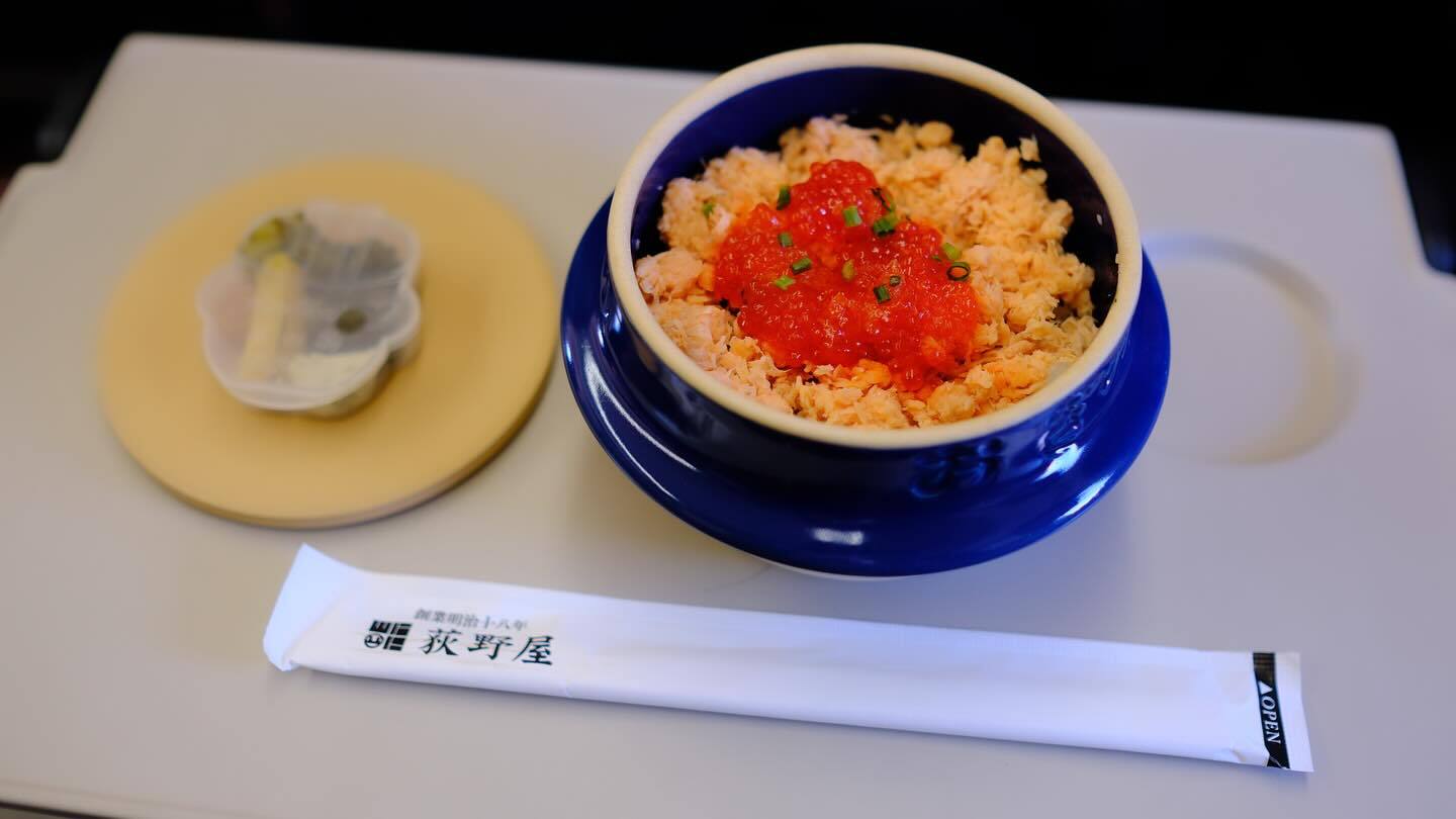 新幹線のテーブルに、荻野屋のいくらとさけの釜めし