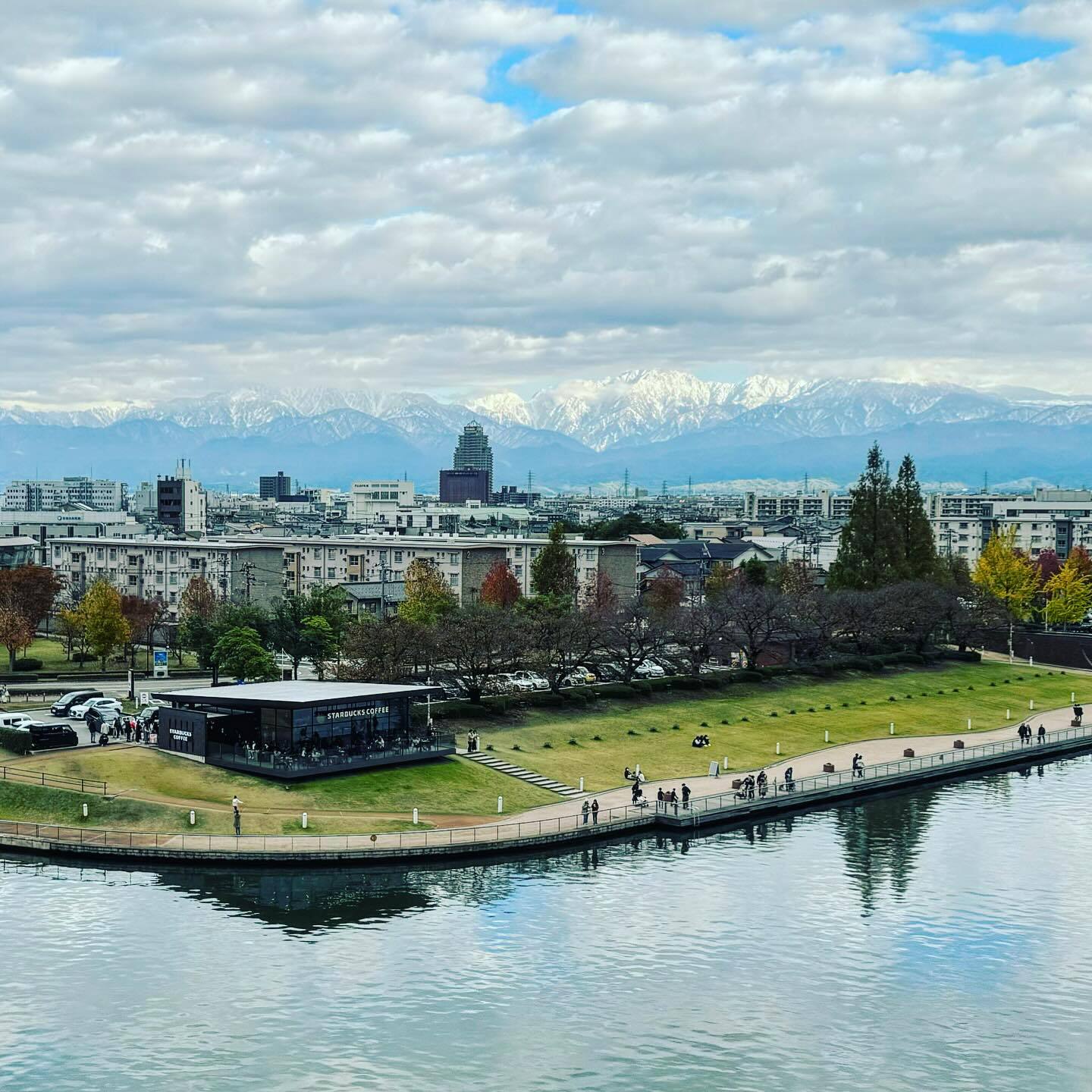 運河と公園、遠くに雪の立山