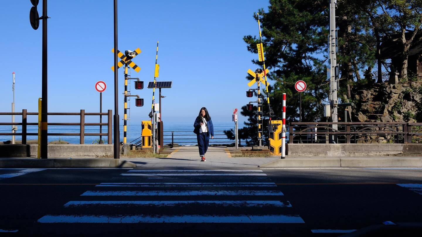 海へつづく踏切をわたる
