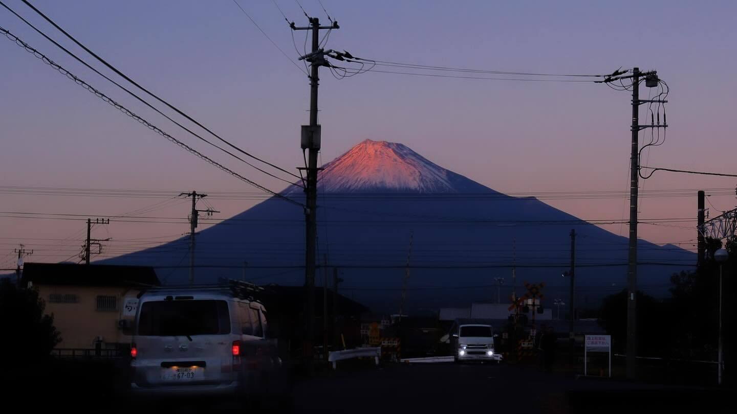 電線のあいだに、夕日で赤くそまった富士山