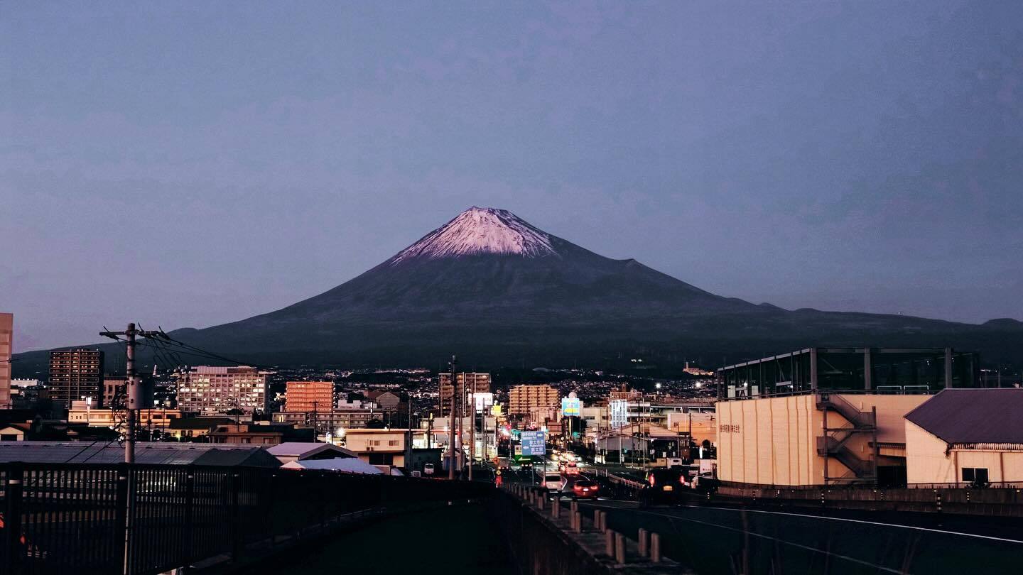 町の明かりがつきはじめる、富士山のふもと