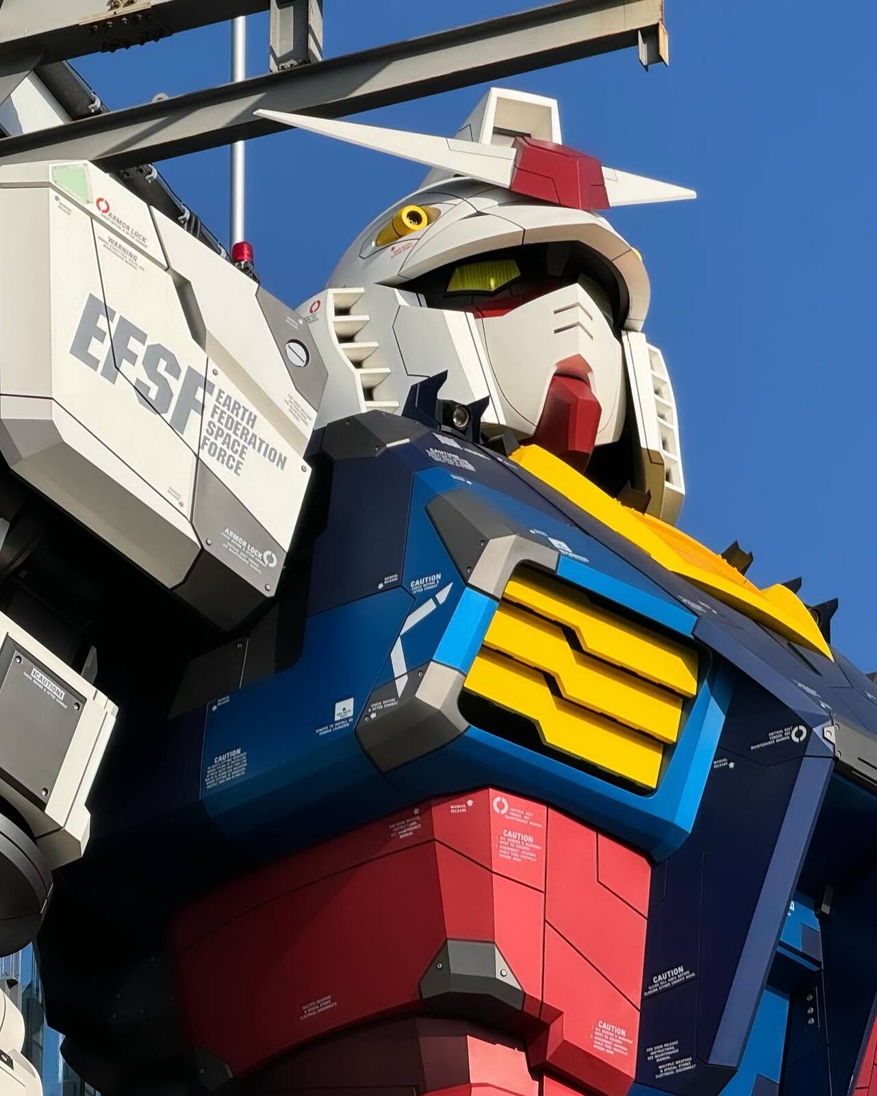 見上げたガンダムの胸と顔