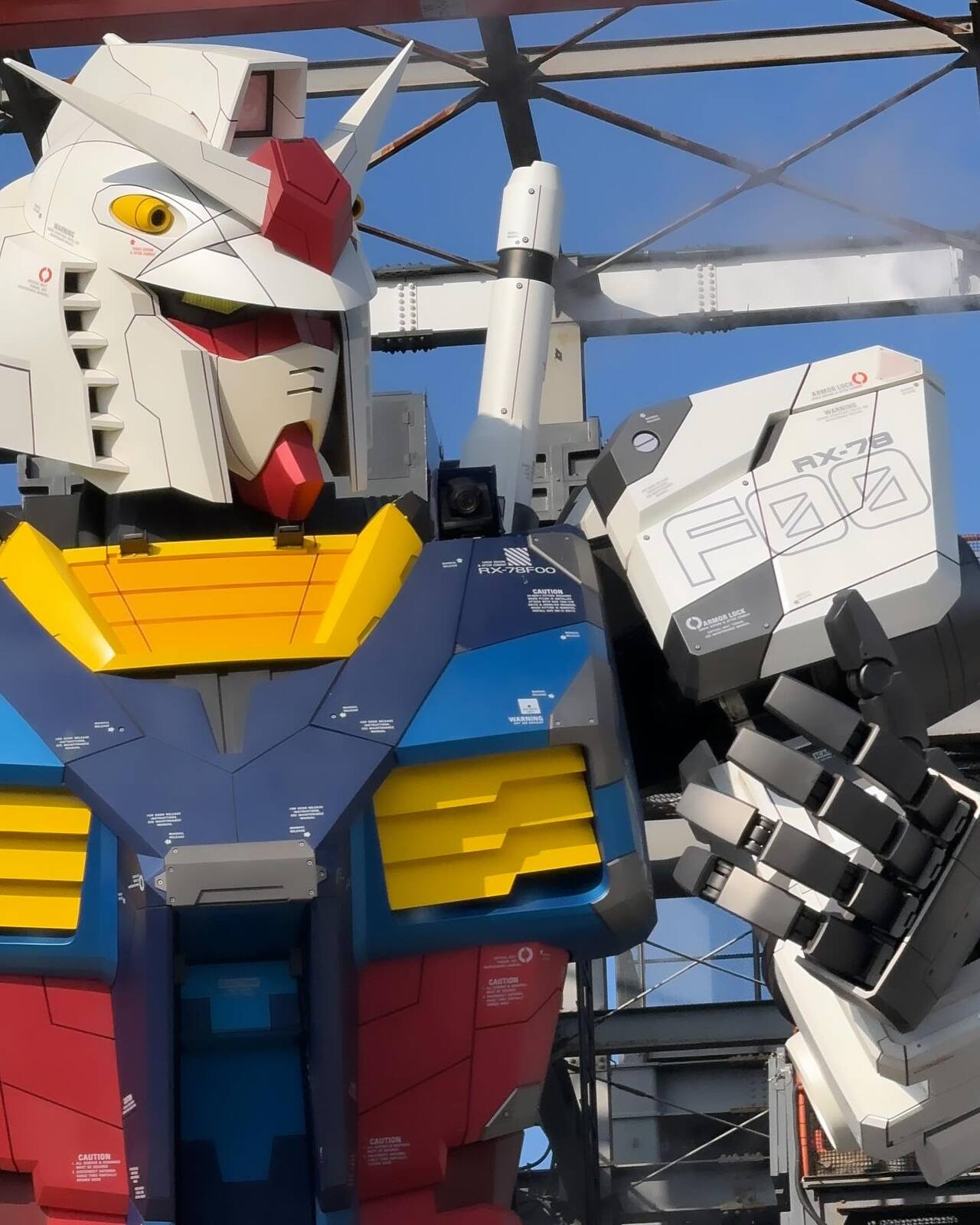 横から見たガンダムの頭と肩