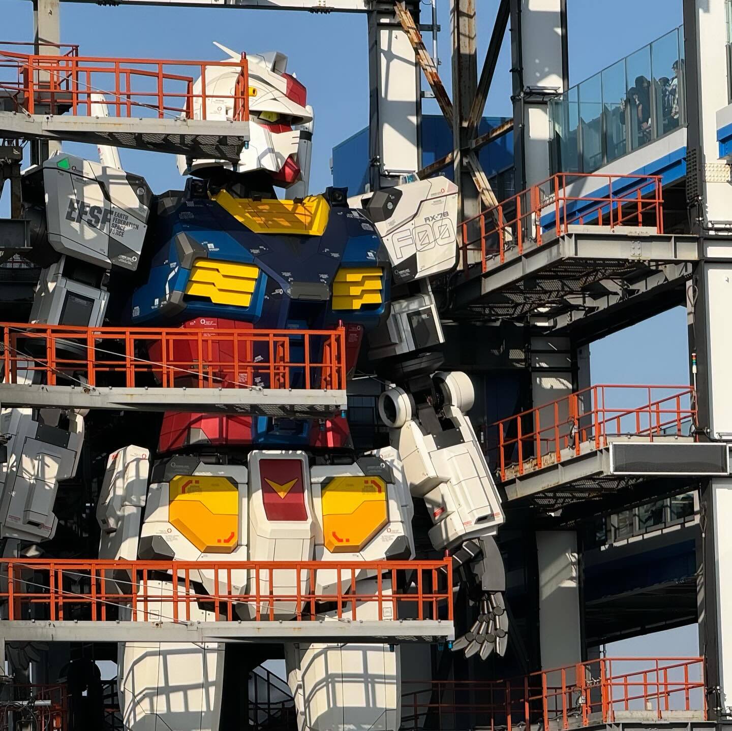 足場に囲まれて立つガンダム