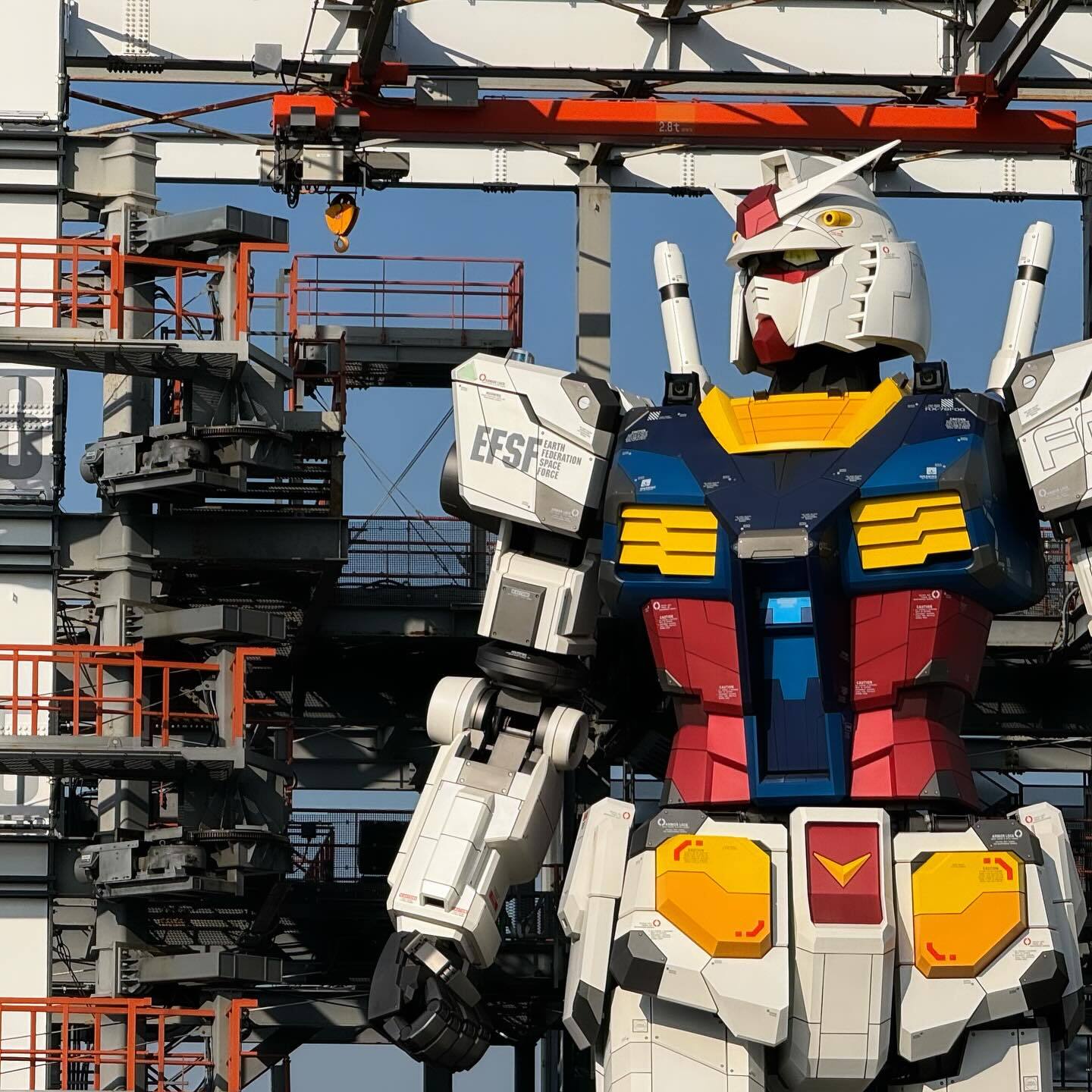 青空の下、ドックに立つ実物大ガンダム