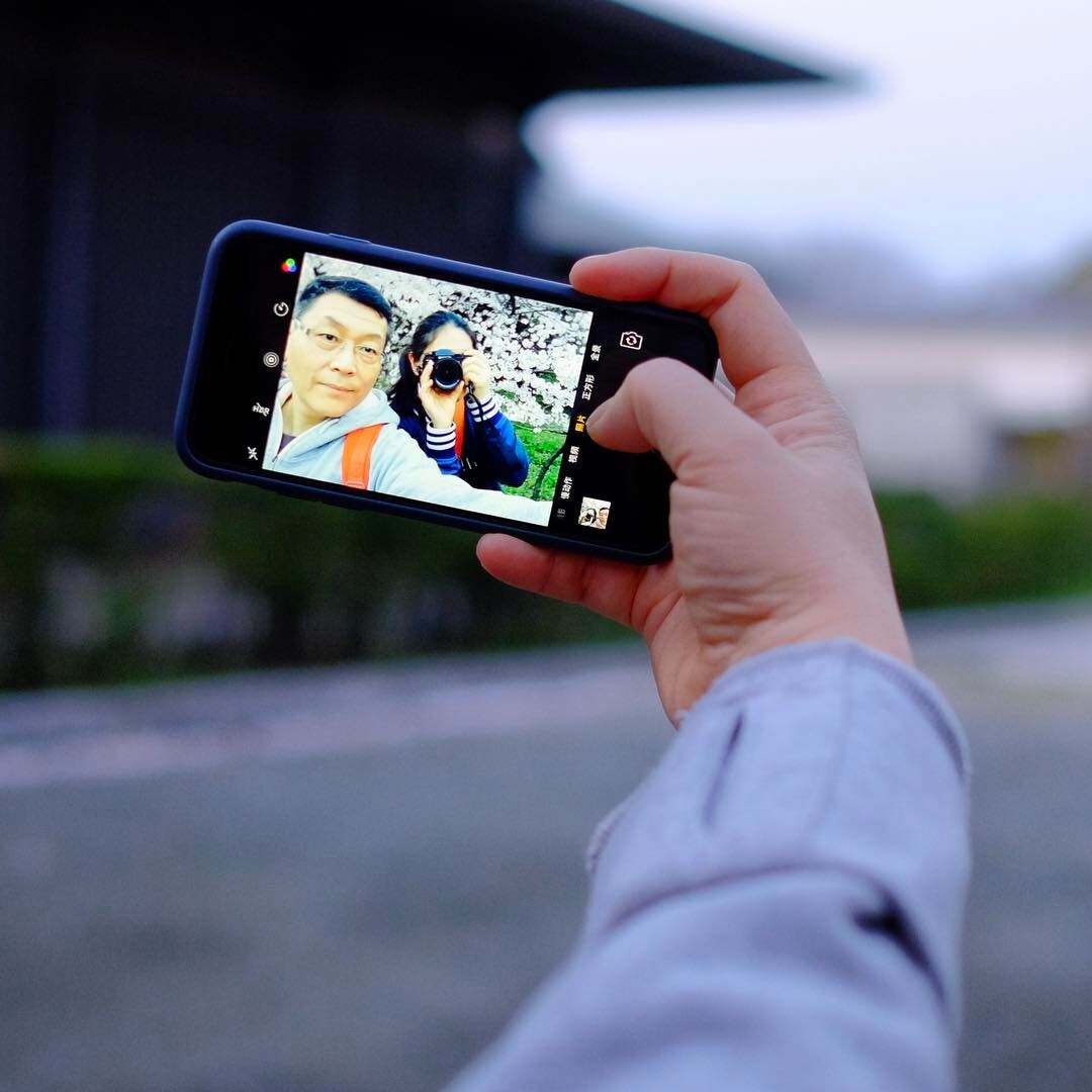スマホの画面に写る、桜の下の自撮り