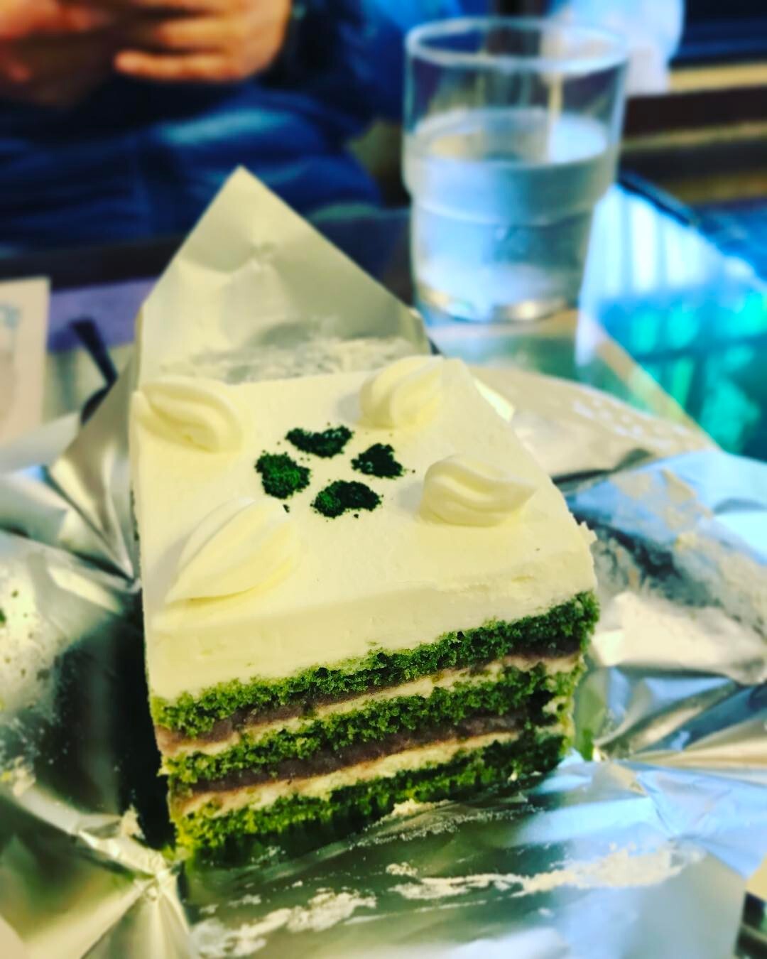 クローバーの絵がのった緑のケーキ
