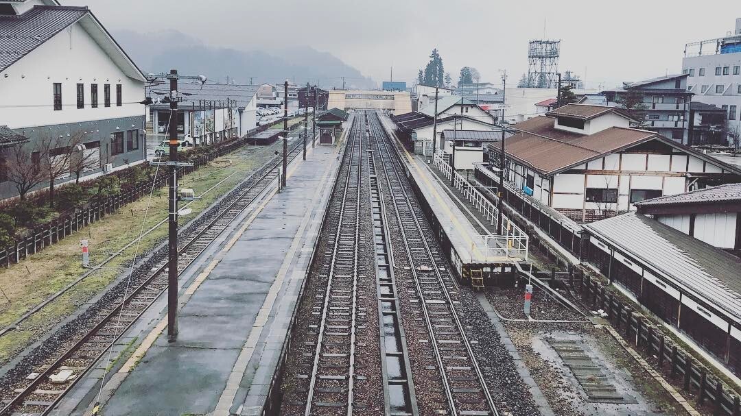 雨の飛騨古川駅、線路のむこうの町