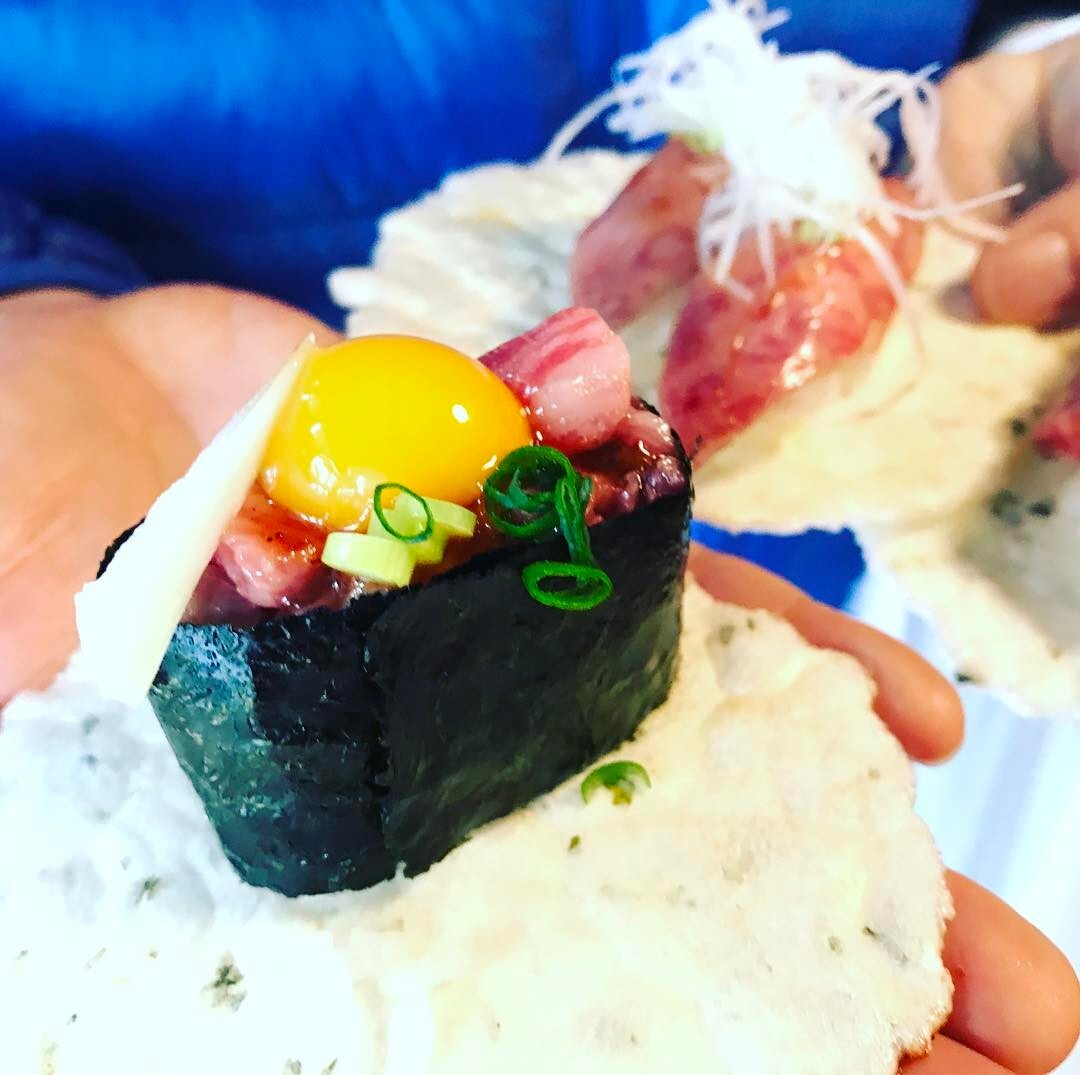 卵黄をのせた飛騨牛のにぎり