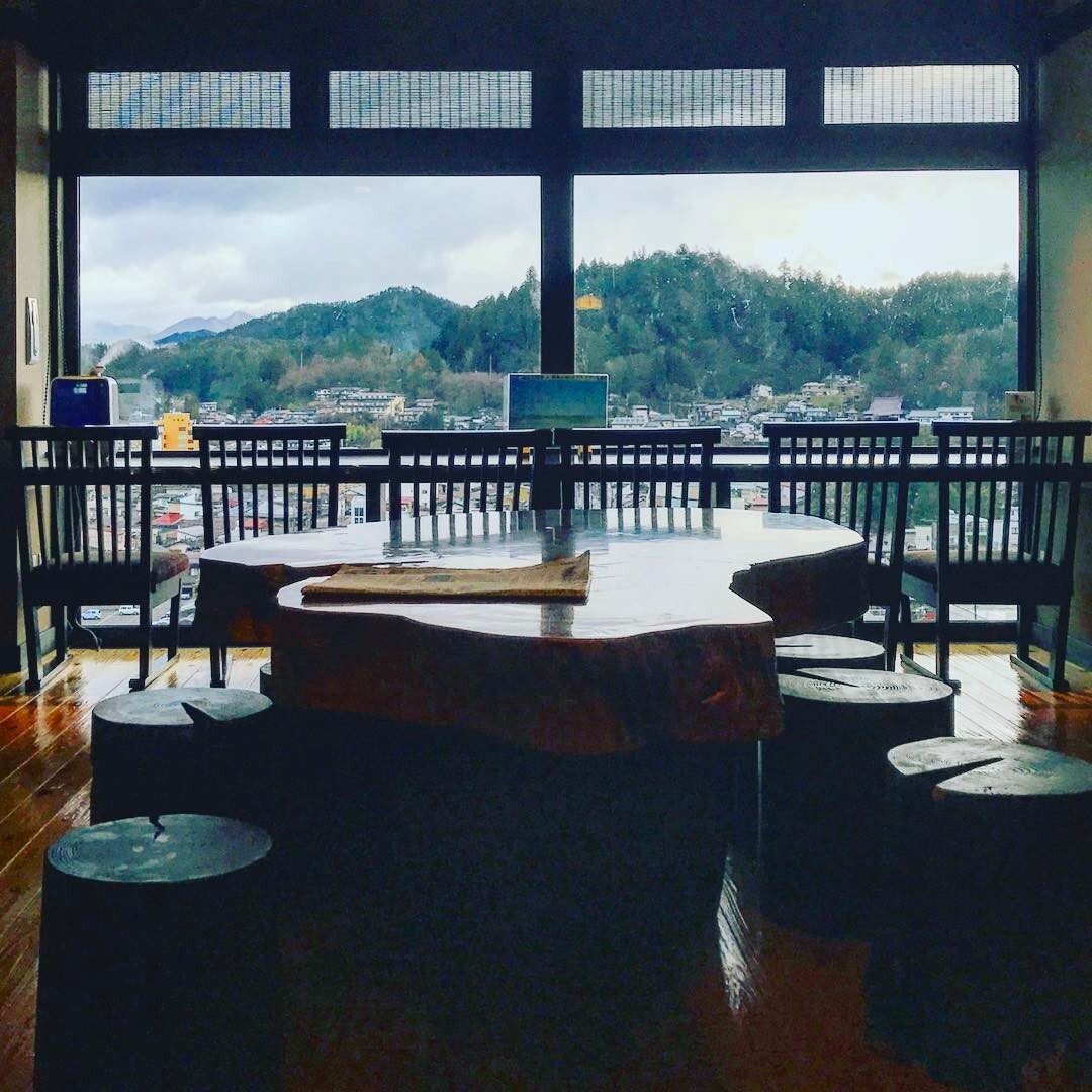 窓のむこうの山と、高山の町