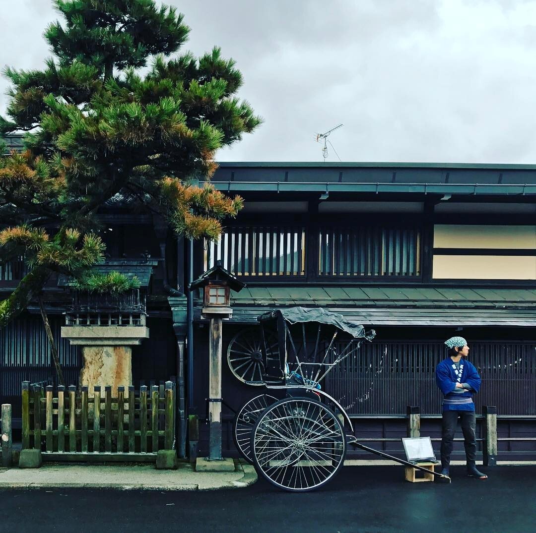古い町家の前で待つ人力車
