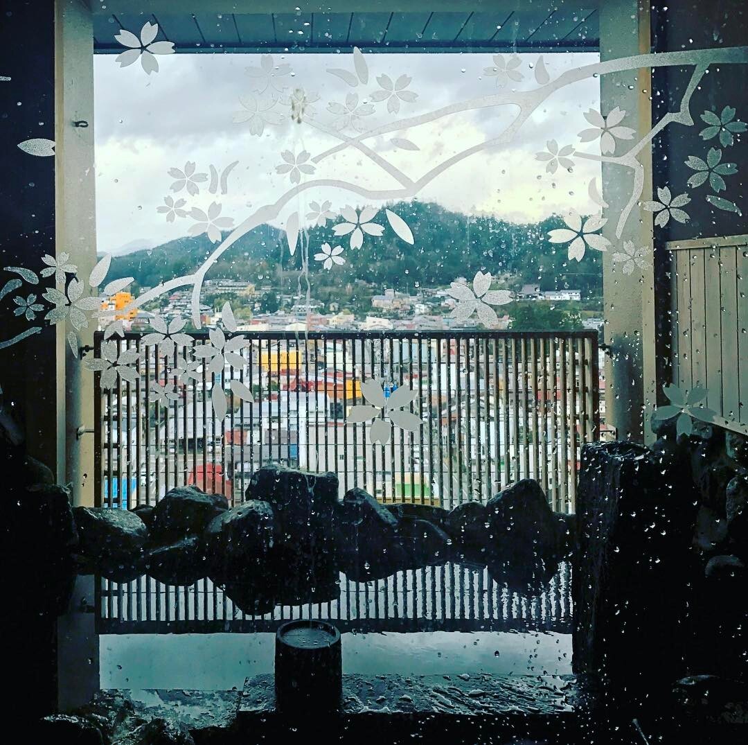 格子の窓から見た、雪の残る山
