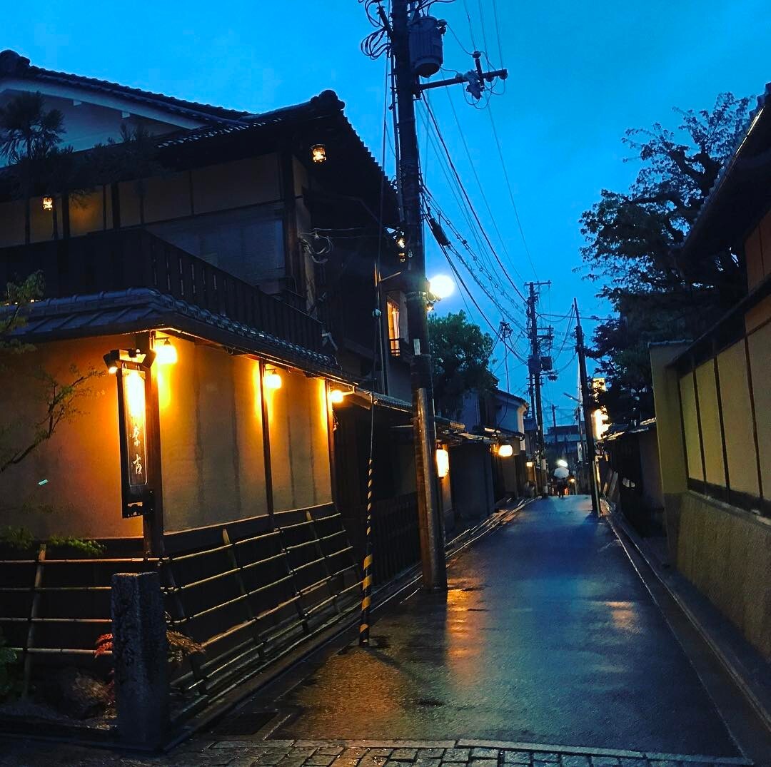 雨にぬれた夜の祇園の路地