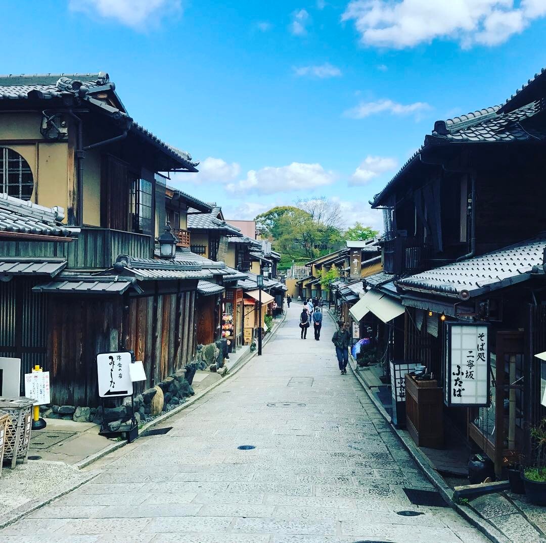 青空の下の二年坂の町並み