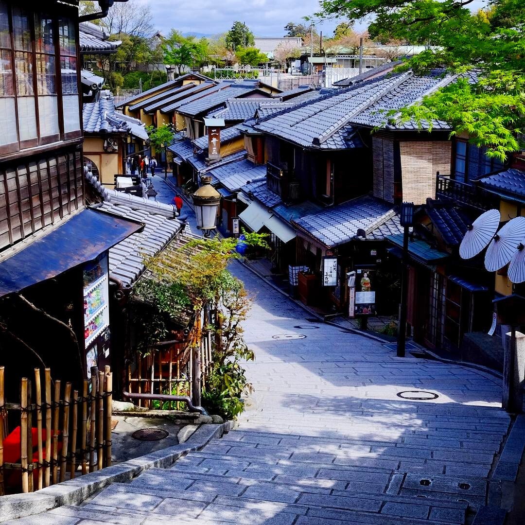 朝の三年坂の石段と町家