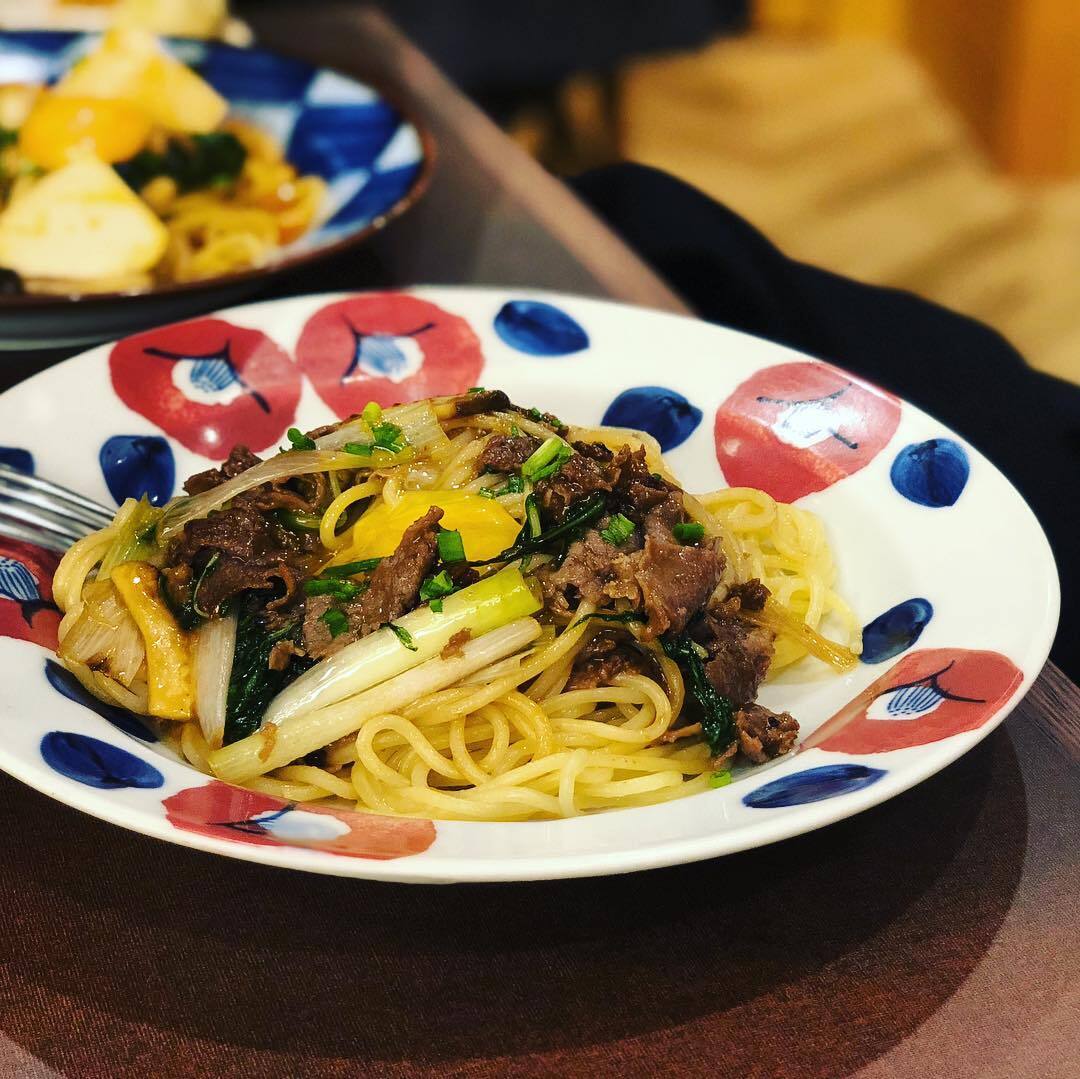 花柄の皿にのった、牛肉と麺