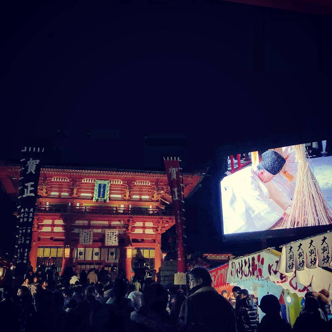 夜の楼門の前の、初詣の人の波