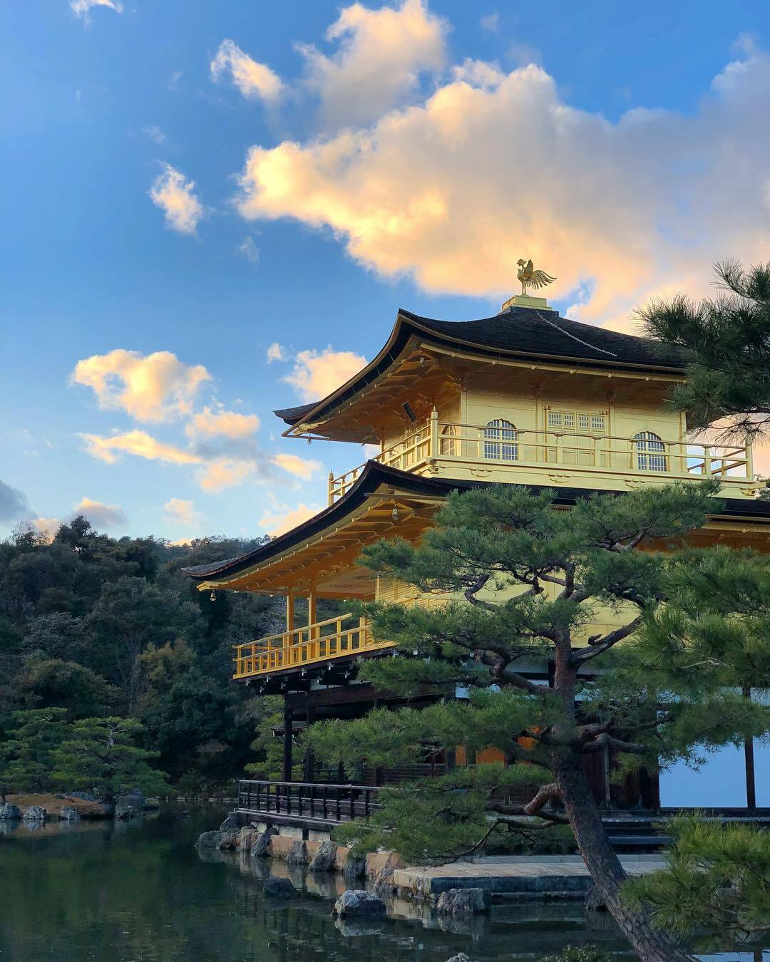 青空と雲の下の金閣