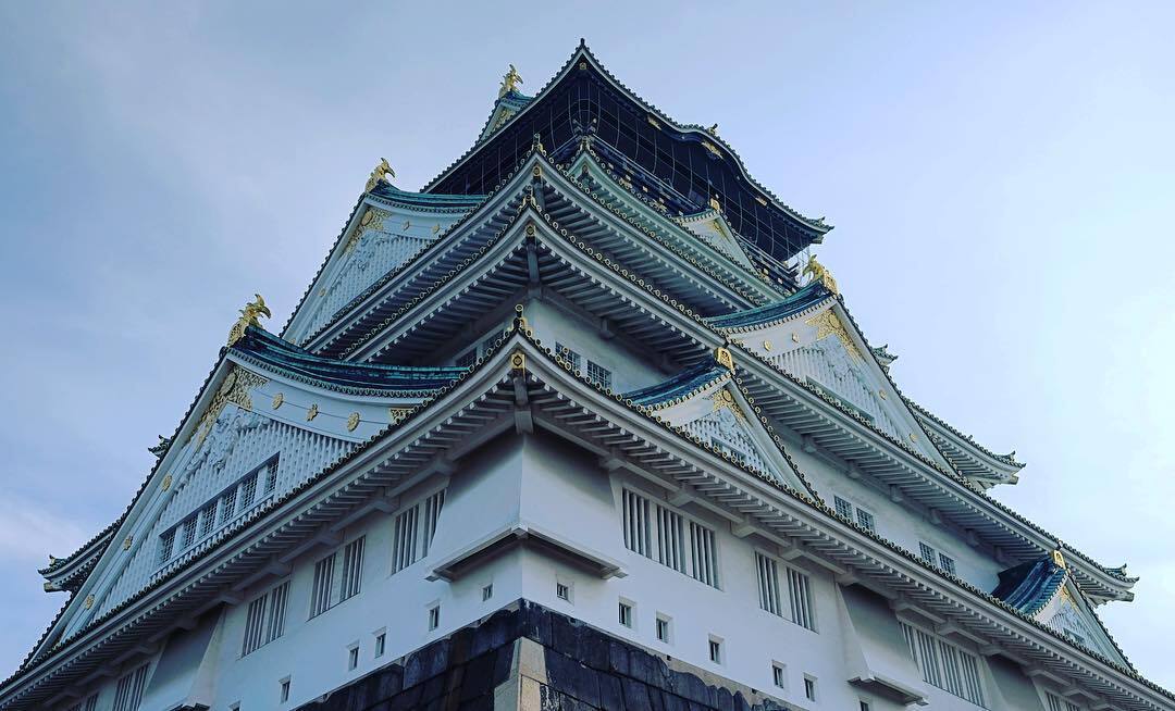 下から見上げた天守閣の屋根