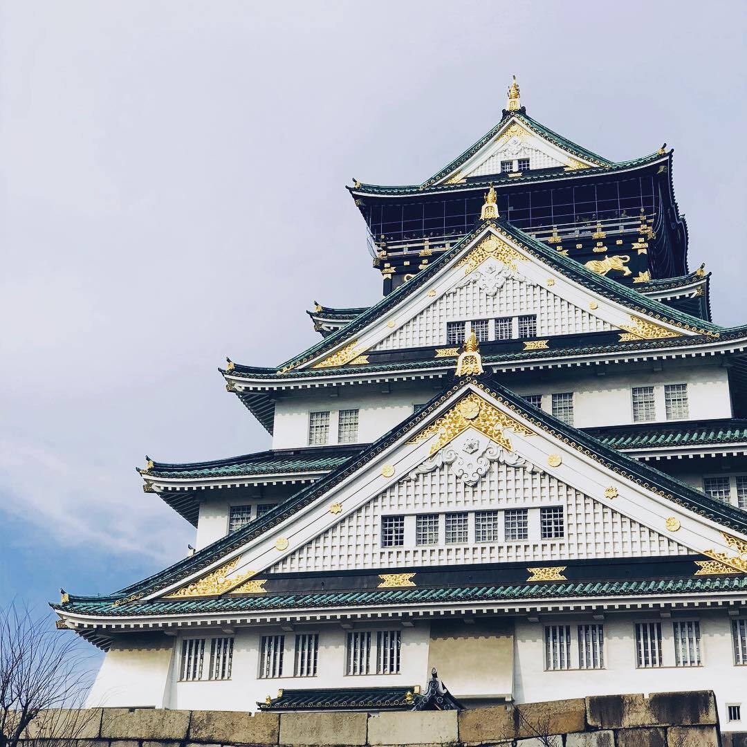 青空の下の大阪城の天守閣