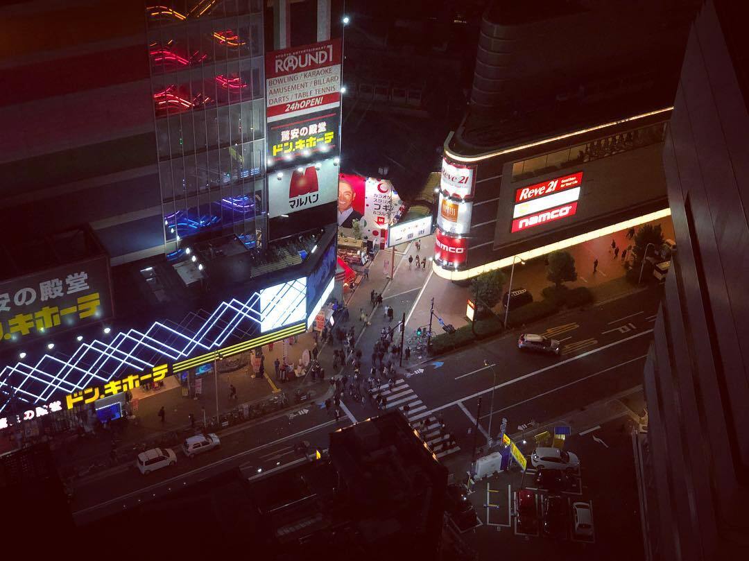 上から見下ろした、ネオンの交差点