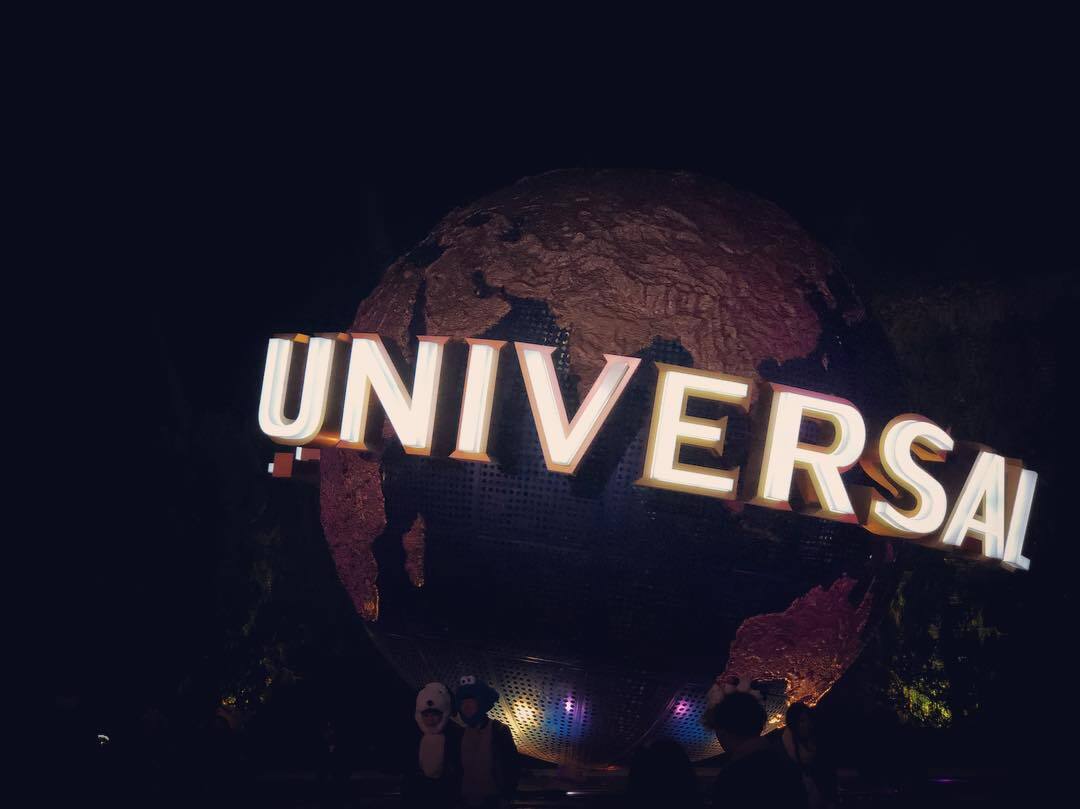 夜の「UNIVERSAL」の地球儀