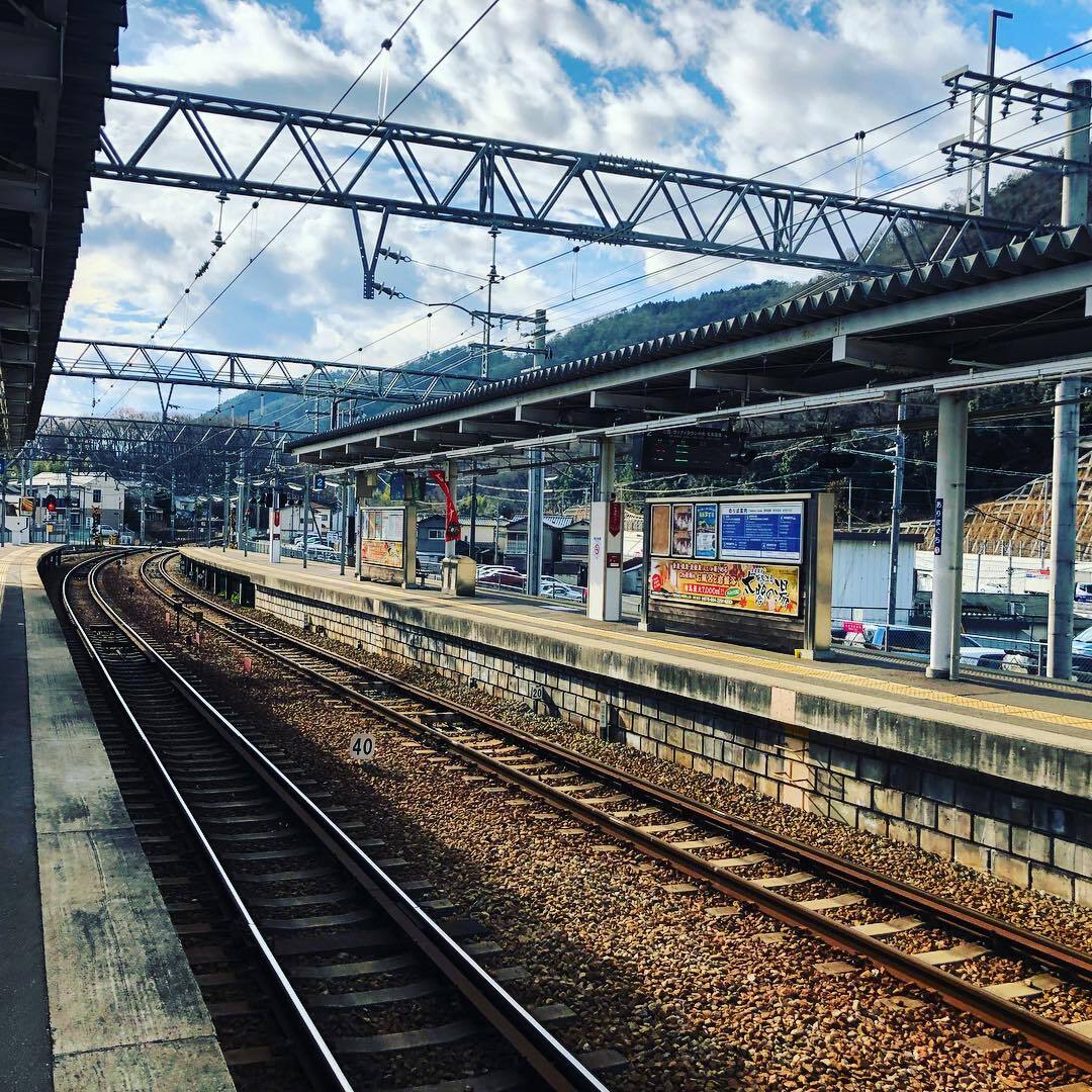 線路と、雲の多い空の駅のホーム