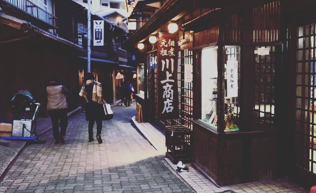 夜の温泉街の、灯りのともった店先