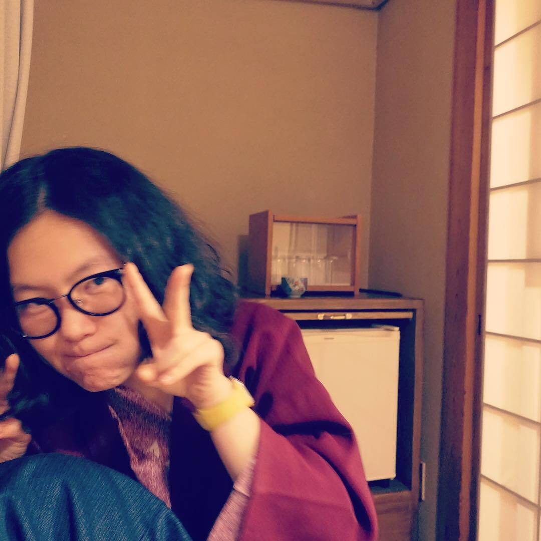 宿の部屋で、浴衣でピースサイン