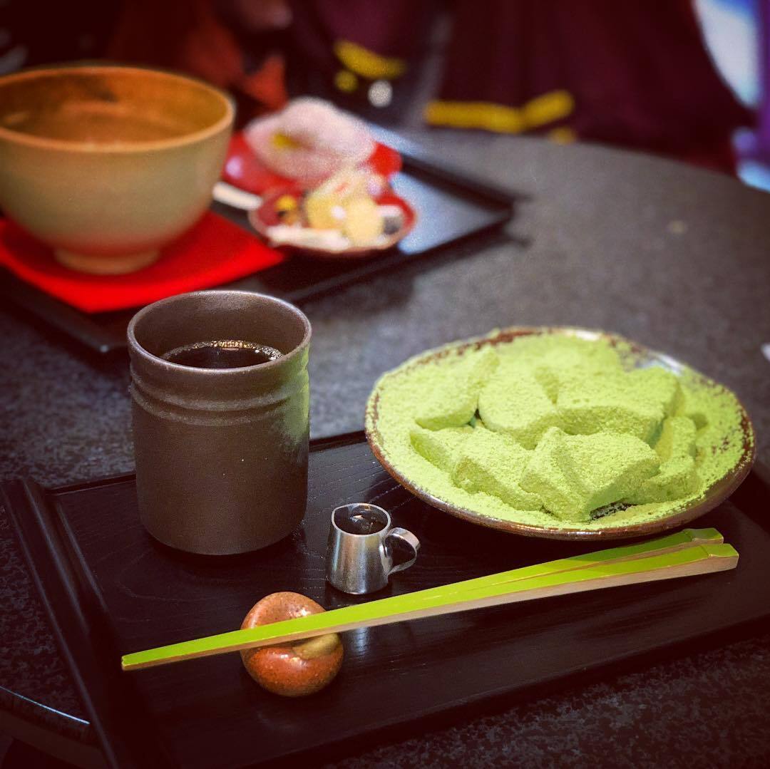 お茶と、緑の和菓子