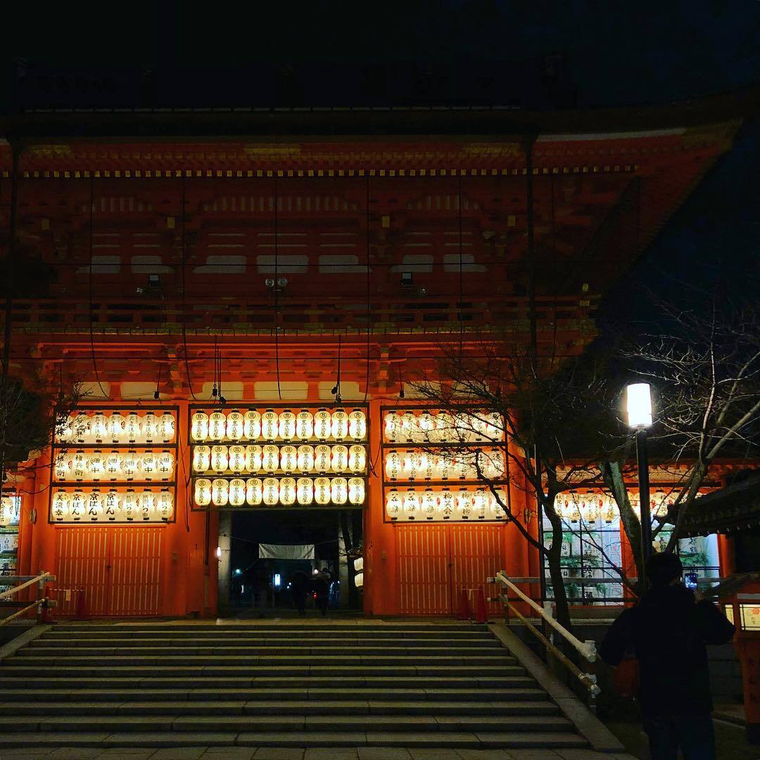 夜、提灯に照らされた朱色の門