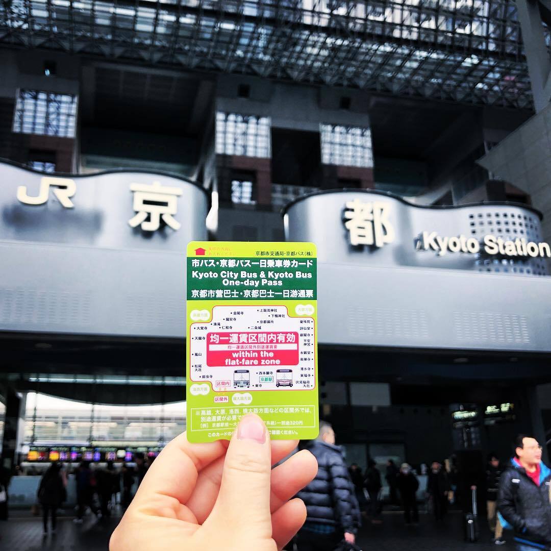 京都駅の前でかざす、バスの一日券